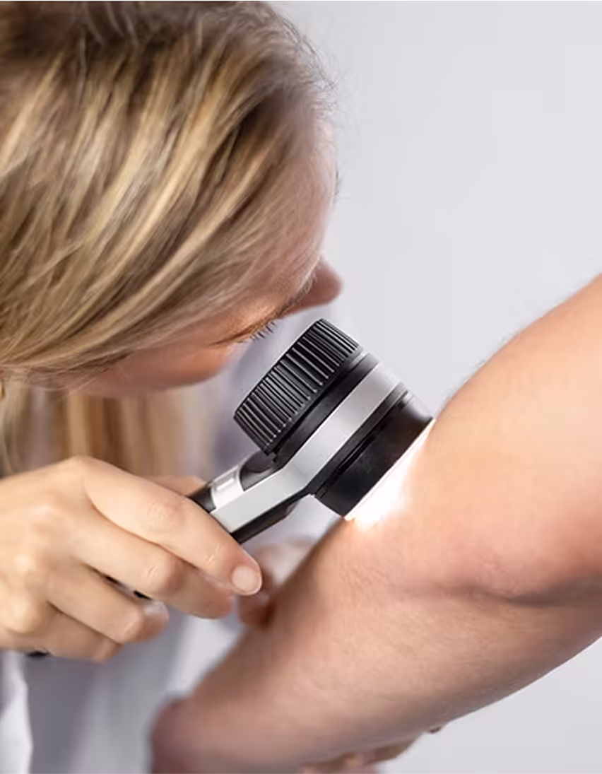 Dr. Theresa Rammer untersucht einen Patienten